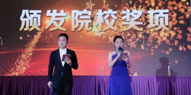 畢加為各院校頒發(fā)“最佳合作院?！?，會展精英，譜寫華章